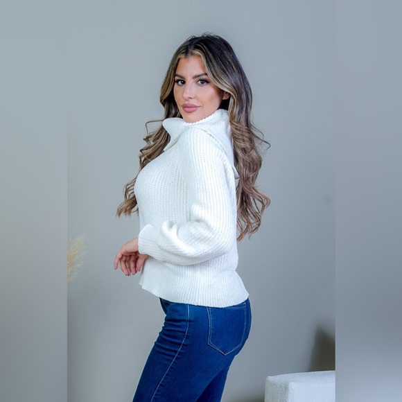 Luv & Bloom Women’s ivory chenille cropped sweater ribbed cowl neck - Picture 3 of 10